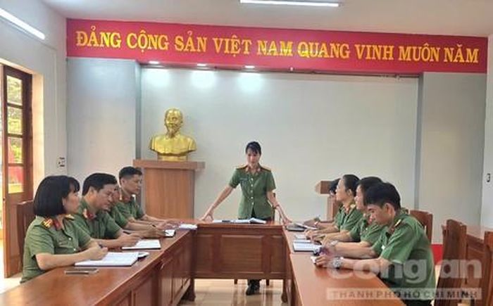 Cô Lê Thị Kim Anh - Phó Hiệu trưởng nhà trường họp cùng các giáo viên triển khai công tác trong năm học mới