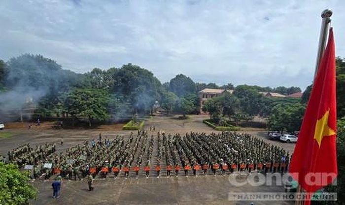 Trên 900 em học sinh đã có mặt tại Trường Văn hóa Công an nhân dân II để nghe thầy cô phổ biến việc nhập học, ăn ở nội trú tại trường