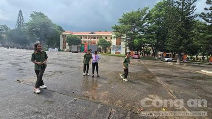 Các em học sinh xếp hàng, chơi đùa chờ đến lượt để được cắt tóc gọn gàng