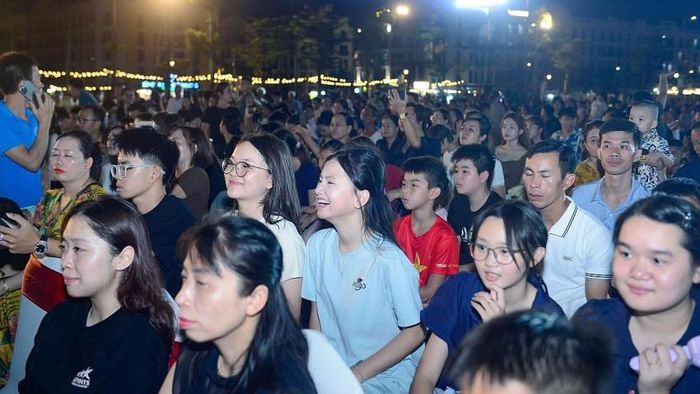 Hàng ngàn du khách đổ về Sầm Sơn nghỉ dưỡng và tham quan du lịch dịp lễ Quốc Khánh 2/9.