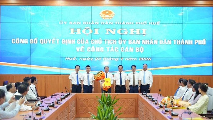 Trao quyết định tiếp nhận, bổ nhiệm ông Văn Anh Tuấn giữ chức vụ Phó Chánh Văn phòng UBND thành phố Huế.