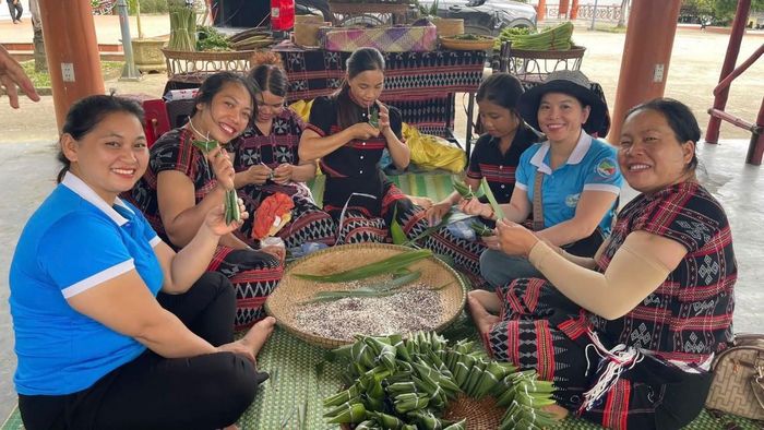 Những trải nghiệm làng quê, làng nghề và câu chuyện về người sản xuất...