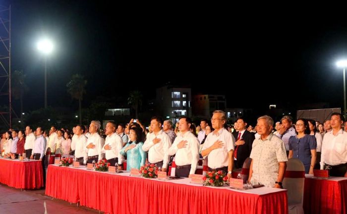  Các lãnh đạo, nguyên lãnh đạo tỉnh cùng đại biểu, người dân và du khách đặt tay lên trái tim, trang nghiêm lắng nghe lời Tuyên ngôn Độc lập. 