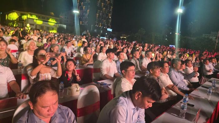  Người dân và du khách theo dõi chương trình nghệ thuật. 