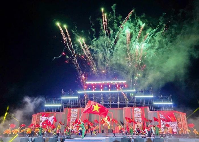  Lá cờ đỏ sao vàng tung bay trong chương trình nghệ thuật chào mừng Quốc khánh 2/9. 