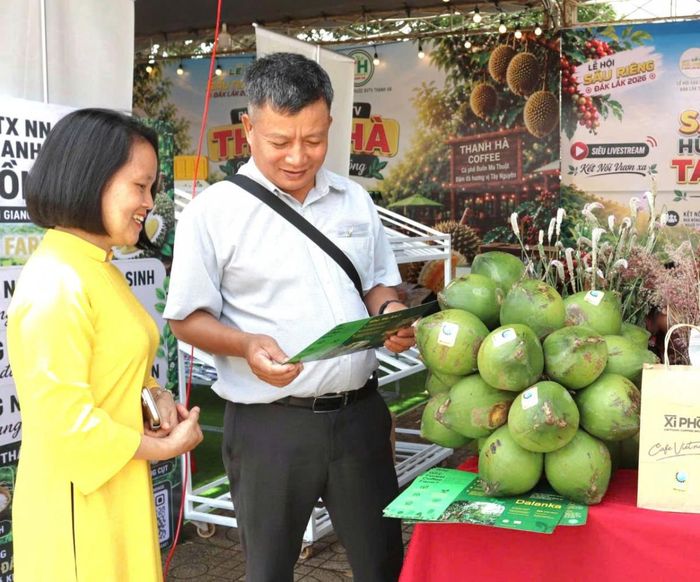  Du khách tham quan, trải nghiệm tại Khu trưng bày, quảng bá và giới thiệu chuyên ngành sầu riêng và sản phẩm OCOP. 