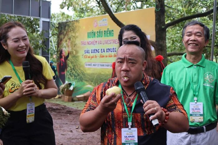  Du khách trải nghiệm, thưởng thức sầu riêng tại các vùng trồng trong khuôn khổ Lễ hội Sầu riêng Đắk Lắk năm 2026. 