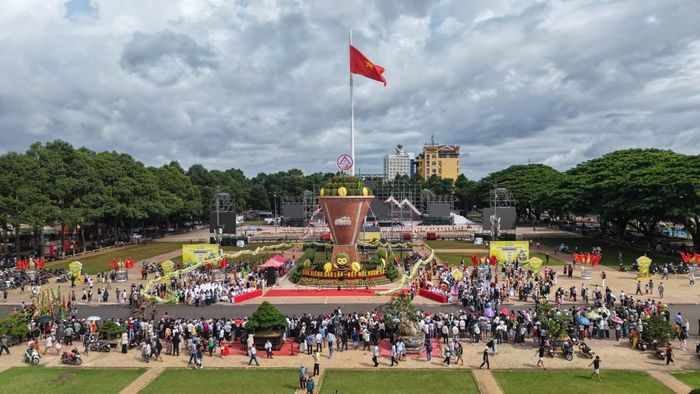  Mô hình “Chiếc gùi sầu riêng lớn nhất Việt Nam” cao 18 m trở thành điểm check-in thu hút đông đảo người dân, du khách. 