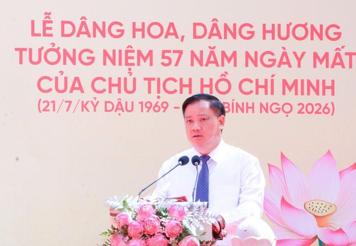 Bí thư Tỉnh ủy Tỉnh ủy Nghệ An Nguyễn Khắc Thận trình bày diễn văn tưởng niệm Chủ tịch Hồ Chí Minh. (Ảnh: NAG)