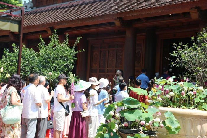 Đông đảo người dân, du khách dâng hoa lên anh linh Chủ tịch Hồ Chí Minh. (Ảnh: NAG)