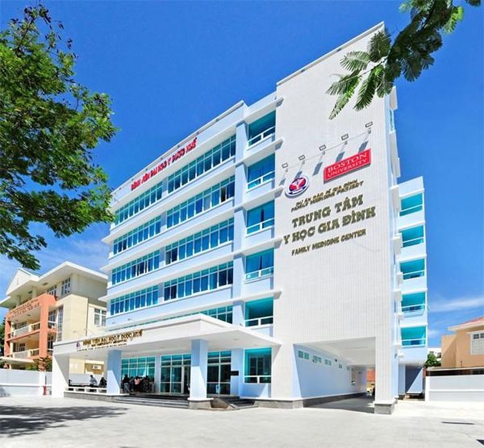 Bệnh viện Đại học Y Dược Huế, tiền thân là Trung tâm nghiên cứu y học lâm sàng, được thành lập vào năm 1998, quy mô ban đầu chỉ 200 giường, đến nay đã trở thành Bệnh viện công lập hạng I với 6 Trung tâm, 21 Khoa, 3 Đơn vị, 15 Phòng khám, 9 Phòng chức năng