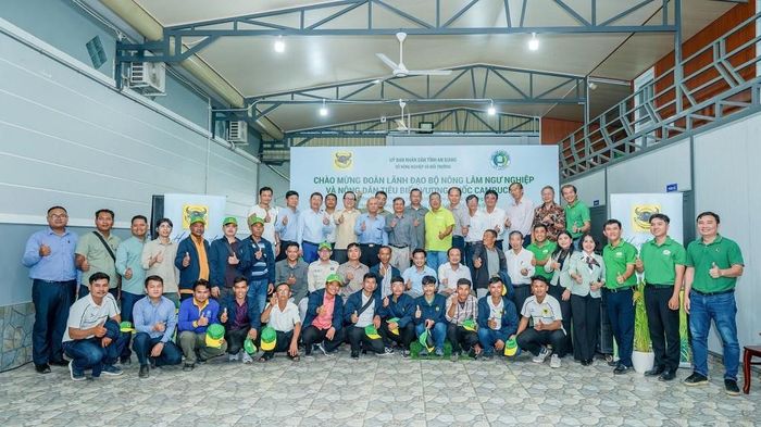 Đại biểu hai nước chụp hình lưu niệm sau buổi hội thảo trao đổi kinh nghiệm tại HTX Nông nghiệp Phú Nông Xanh, xã Vĩnh Điều, tỉnh An Giang ngày 28/8. Ảnh: BFC