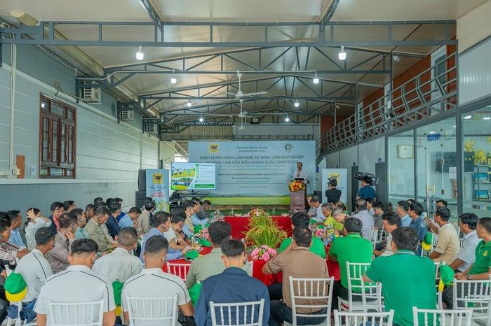 Toàn cảnh buổi trao đổi kinh nghiệm về Canh tác lúa thông minh của Đoàn Lãnh đạo Bộ Nông Lâm Ngư nghiệp Campuchia và nông dân với Lãnh đạo địa phương An Giang và Bình Điền tại HTX Nông nghiệp Phú Nông Xanh. Ảnh: BFC