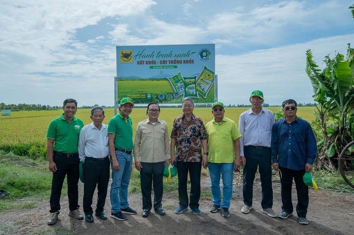 TS. Seng Vang - Cục trưởng Cục quản lý tài nguyên Đất và Phân bón, Vương quốc Campuchia (thứ 4 từ trái sang) thăm mô hình thực tế cùng ông Phan Văn Tâm - Phó Tổng Giám đốc Công ty CP Phân bón Bình Điền (thứ 3 từ trái sang), PGS.TS. Nguyễn Văn Bộ - Chủ tịch Hội đồng Khoa học Công ty CP Phân bón Bình Điền (thứ 4 từ phải sang) và đại biểu hai nước tại xã Vĩnh Điều, tỉnh An Giang ngày 28/8/2026. Ảnh: BFC
