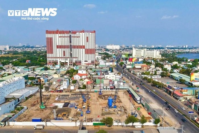 Căn hộ mới, cách trung tâm TP.HCM khoảng 12km, hiện đang có giá khoảng 2,7 tỷ đồng/căn.
