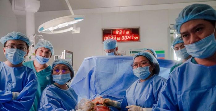 5 ê kíp chuyên môn tiến hành nong van động mạch phổi bào thai.