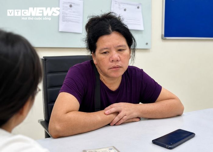 Ánh mắt thất thần của chị Tuyệt sau chuỗi ngày chăm chồng tại viện. (Ảnh: Đức Loan)