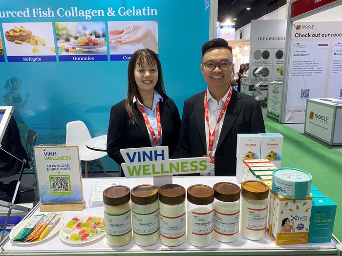 Collagen và Gelatin làm từ da cá của Việt Nam được giới thiệu đến bạn bè quốc tế. (Ảnh: Đại Việt)