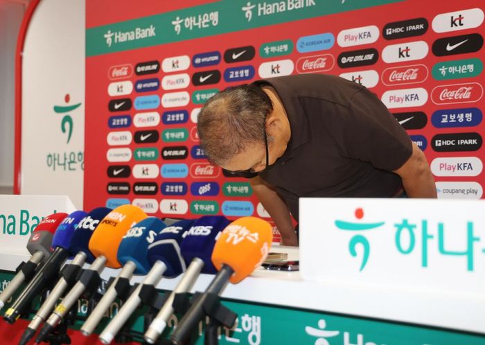 Ông Park Hang Seo cúi đầu xin lỗi sau thất bại của đội tuyển Hàn Quốc tại World Cup 2026.