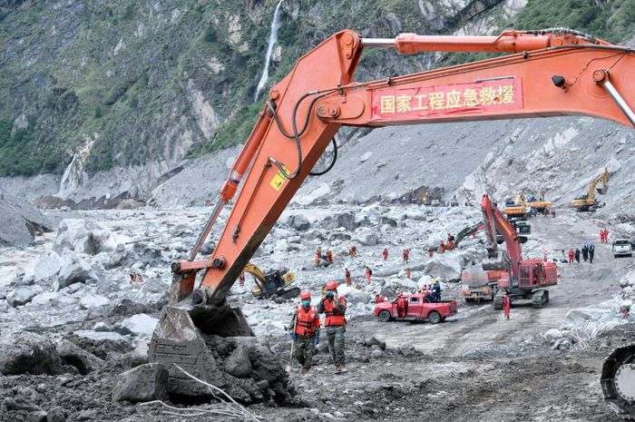 Hoạt động tìm kiếm nạn nhân mất tích vẫn đang được tiến hành. (Ảnh: Reuters)