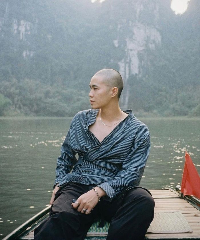 Nam diễn viên khá kín tiếng chuyện đời tư, chỉ thỉnh thoảng đăng ảnh cá nhân trên mạng xã hội.