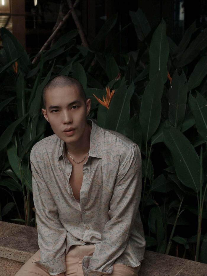 Trong quá trình chuẩn bị, Đăng Trần nhận được sự hỗ trợ từ Johnny Trí Nguyễn cùng ê-kíp hành động. Anh được hướng dẫn cách phối hợp với bạn diễn, kiểm soát khoảng cách và thực hiện các động tác trước máy quay. 