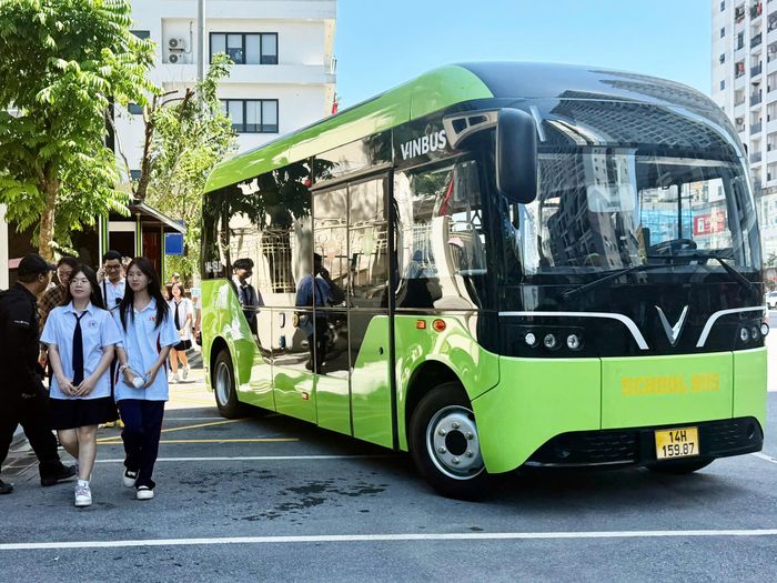 Phương tiện được sử dụng là xe buýt điện có sức chứa 30 người. Trong giai đoạn đầu, TP Quảng Ninh sử dụng 50 chiếc loại này để đưa đón miễn phí học sinh. (Ảnh: Thanh Tùng)