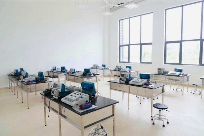 Trong đó, Trung tâm Thư viện và Tri thức số Đại học Quốc gia Hà Nội chuẩn bị các không gian học tập, nguồn học liệu và hạ tầng công nghệ phục vụ khoảng 17.000 sinh viên. Tòa nhà Trung tâm Thư viện 7 tầng được dự kiến đưa vào sử dụng cuối năm 2026. Để chuẩn bị cho năm học mới, Đại học Quốc gia Hà Nội đã rà soát tổng thể các điều kiện phục vụ sinh viên, từ giảng đường, thư viện, y tế, ký túc xá, giao thông đến các khu dịch vụ và không gian sinh hoạt cộng đồng.
