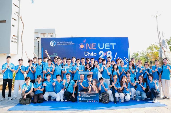 Sinh viên Trường Đại học Công nghệ hào hứng nhập học, sẵn sàng bước vào năm học mới 2026-2027.