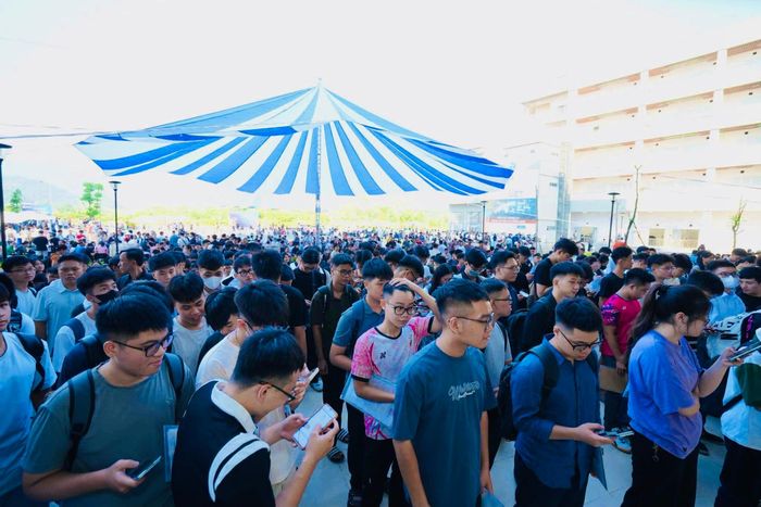 Những đợt nhập học này góp phần tạo nên diện mạo ngày càng rõ nét của một cộng đồng sinh viên lớn tại Hòa Lạc. Không chỉ tăng số lượng sinh viên, Đại học Quốc gia Hà Nội đang từng bước hoàn thiện hệ sinh thái phục vụ học tập và đời sống tại Hòa Lạc. Hệ thống thư viện, học liệu số, hạ tầng công nghệ, ký túc xá, giao thông, thể thao và các dịch vụ hỗ trợ được đầu tư, mở rộng theo quy mô người học.