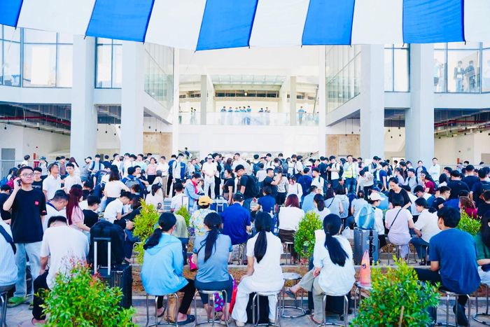 Hành trình đưa sinh viên lên Hòa Lạc bắt đầu từ giữa tháng 8. Theo kế hoạch của Đại học Quốc gia Hà Nội, các đơn vị đào tạo tổ chức nhập học trong tháng 8 và đầu tháng 9, với nhiều trường trực tiếp đón tân sinh viên tại Hòa Lạc.