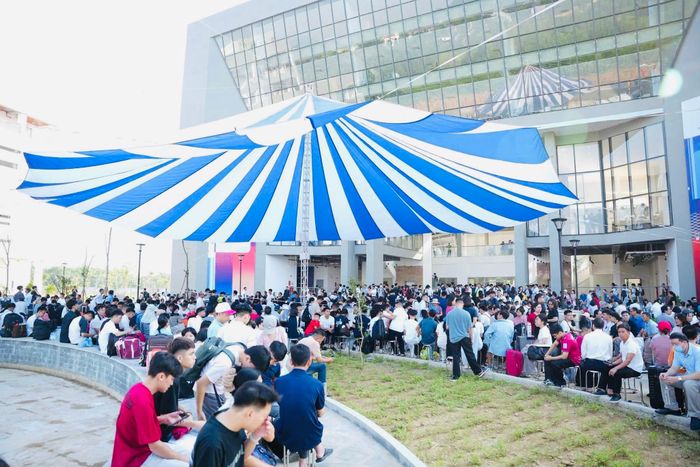 Trước đó một ngày, gần 800 tân sinh viên Trường Đại học Khoa học Tự nhiên cũng nhập học tại Hòa Lạc. Các sinh viên thuộc nhiều ngành đào tạo như Khoa học máy tính và thông tin, Công nghệ bán dẫn, Hóa học, Hóa dược, Sinh học, Môi trường, sức khỏe và an toàn.