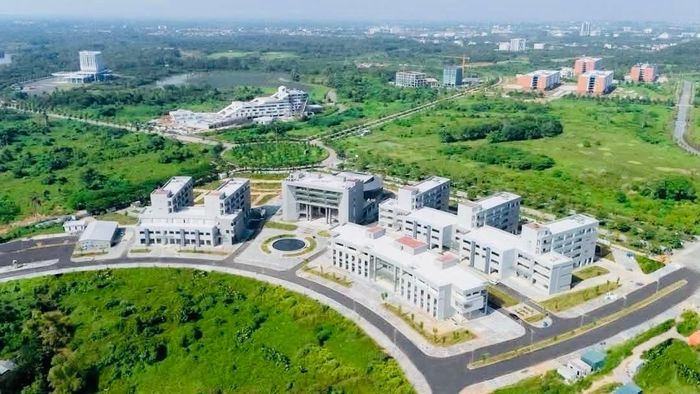 Ngoài Trường Đại học Công nghệ triển khai phương án đưa 100% sinh viên năm nhất lên Hòa Lạc học tập còn có Trường Đại học Giáo dục (3.695 tân sinh viên) và Trường Đại học Luật (2.081 tân sinh viên). Không chỉ sinh viên năm nhất đổ về nhập học, nhiều sinh viên năm thứ hai và thứ ba cũng được bố trí học tập tại Hòa Lạc, chủ yếu ở các nhóm ngành công nghệ, kỹ thuật, khoa học sức khỏe...