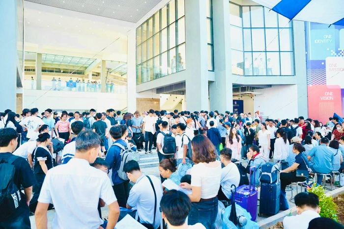 Ngày 27/8, hơn 1.000 tân sinh viên K71 Trường Đại học Luật, Đại học Quốc gia Hà Nội đặt chân tới Hòa Lạc làm thủ tục nhập học. Với nhiều sinh viên, đây là lần đầu được trải nghiệm không gian học tập rộng lớn, xanh và hiện đại của khu đô thị đại học.