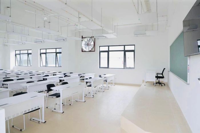 Tại buổi kiểm tra ngày 13/8, lãnh đạo Đại học Quốc gia Hà Nội khảo sát các giảng đường HT1, HT2, HT3, HT4, hội trường lớn, thư viện, phòng y tế, khu vực đón sinh viên nhập học, ký túc xá và các khu dịch vụ. Một số hạng mục tiếp tục được hoàn thiện để đáp ứng quy mô sinh viên ngày càng tăng tại Hòa Lạc. 