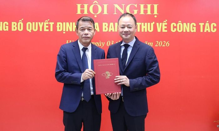 Chủ tịch Viện Hàn lâm Khoa học và Công nghệ Việt Nam Trần Hồng Thái trao quyết định cho ông Vũ Thanh Mai (trái).