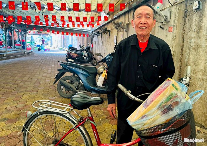 Bước sang tuổi 82, sức khỏe sa sút, nhưng ông Nguyễn Văn Quỳ vẫn luôn tới họp mặt sớm nhất. Ảnh: Bảo Lâm