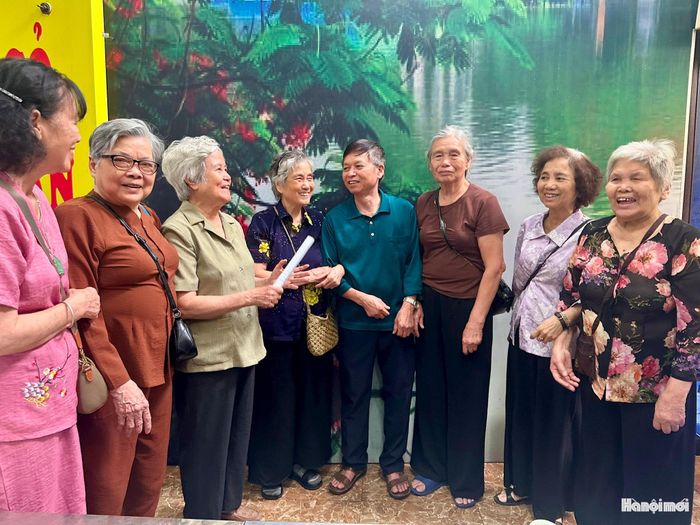 Cựu chiến binh Lý Duy Cường (giữa) người đã gắn bó, đồng hành cùng Ban liên lạc C813 suốt 30 năm qua. Ảnh: Bảo Lâm