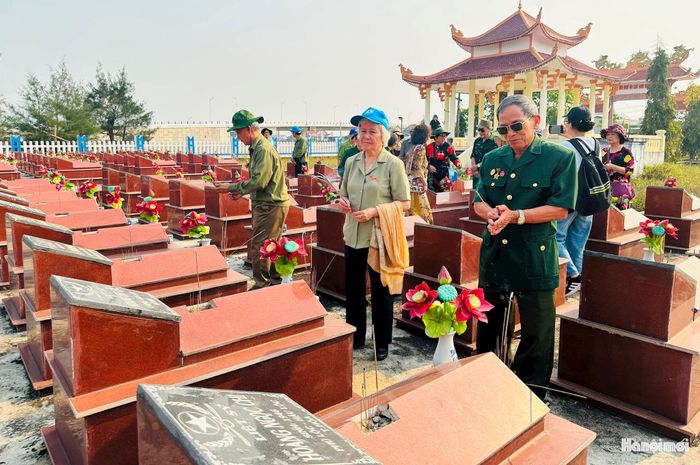 Bà Phan Thị Hải Âu và ông Hoàng Văn Luân (C813) thăm mộ liệt sĩ TNXP ở chiến trường xưa. Ảnh: Bảo Lâm