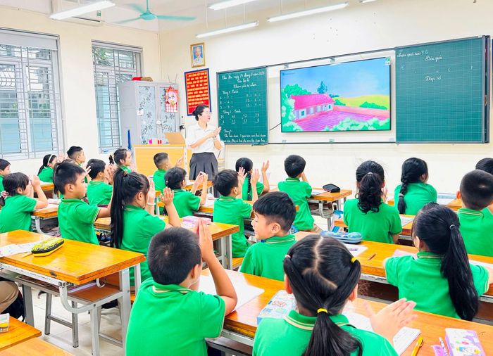 Trước thềm năm học mới 2026-2027, các nhà trường đã khẩn trương ổn định tổ chức, chuẩn bị cơ sở vật chất, đội ngũ giáo viên cùng các điều kiện cần thiết, bảo đảm việc dạy và học diễn ra liên tục, an toàn, hiệu quả. Ảnh: Nguyên Bảo