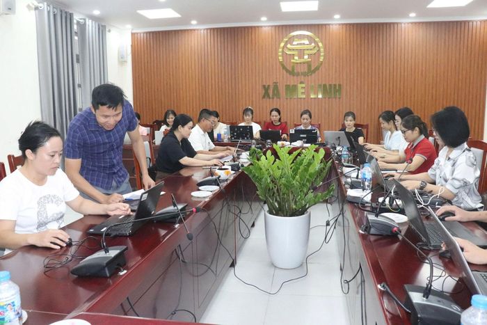Trong 5 ngày nghỉ lễ, xã Mê Linh huy động hơn 200 cán bộ, giáo viên tham gia làm sạch dữ liệu đất đai. Ảnh: Đức Duy