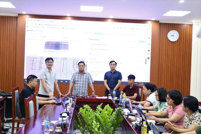 Lãnh đạo xã Mê Linh kiểm tra tiến độ làm sạch dữ liệu đất đai trong dịp nghỉ lễ Quốc khánh 2-9. Ảnh: Nhân Công