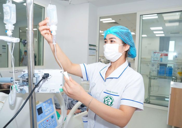 Trong những ngày nghỉ Quốc khánh, các kíp trực tại Bệnh viện Bạch Mai vẫn duy trì hoạt động cấp cứu, khám và điều trị. Ảnh: Diệu Hiền