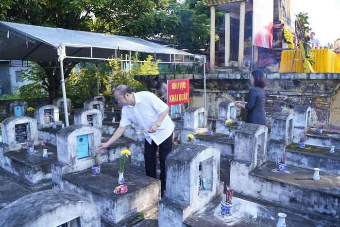 Các đại biểu thắp hương tưởng niệm các Anh hùng liệt sĩ trước khi tiến hành lấy mẫu hài cốt. Ảnh: Minh Lộc