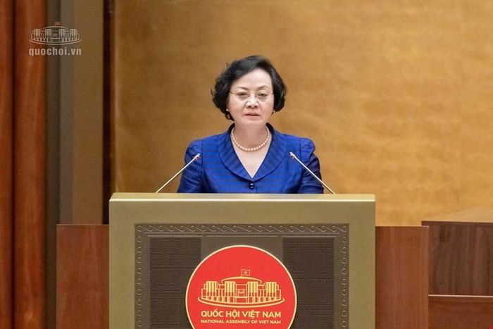 Phó Thủ tướng Phạm Thị Thanh Trà trình bày chuyên đề: “Những nội dung trọng tâm, cốt lõi Nghị quyết của Bộ Chính trị về phát triển du lịch Việt Nam trở thành ngành kinh tế mũi nhọn trong kỷ nguyên mới”. Ảnh: Quochoi.vn