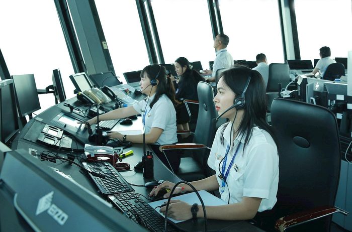 Các kiểm soát viên không lưu tại Đài Kiểm soát không lưu Nội Bài tập trung điều hành hoạt động bay, bảo đảm phân cách và tổ chức cất, hạ cánh an toàn trong điều kiện lưu lượng cao. Ảnh: VATM