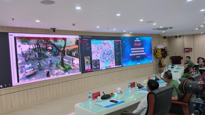 Tình huống xảy ra xô xát tại vỉa hè phố Lý Thường Kiệt được truyền về Trung tâm chỉ huy. Ảnh: Bảo Hân