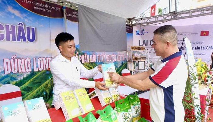 Sản phẩm gạo Séng Cù OCOP của tỉnh Lai Châu thu hút người tiêu dùng. Ảnh: Thu Thuỷ