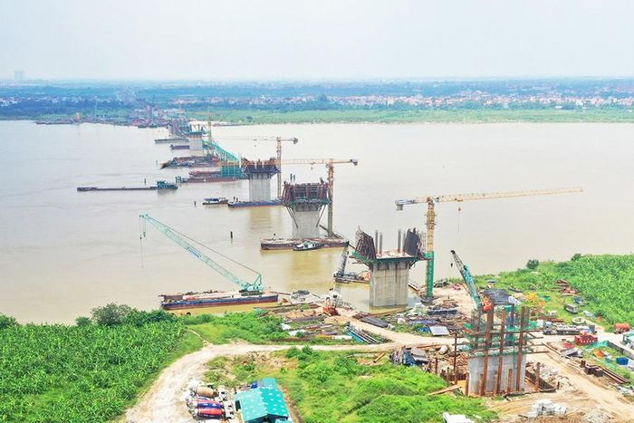 Cầu Hồng Hà nằm trên tuyến đường Vành đai 4 - một trong những công trình giao thông trọng điểm, mang tính chiến lược của thành phố Hà Nội. Ảnh: Thái Hùng