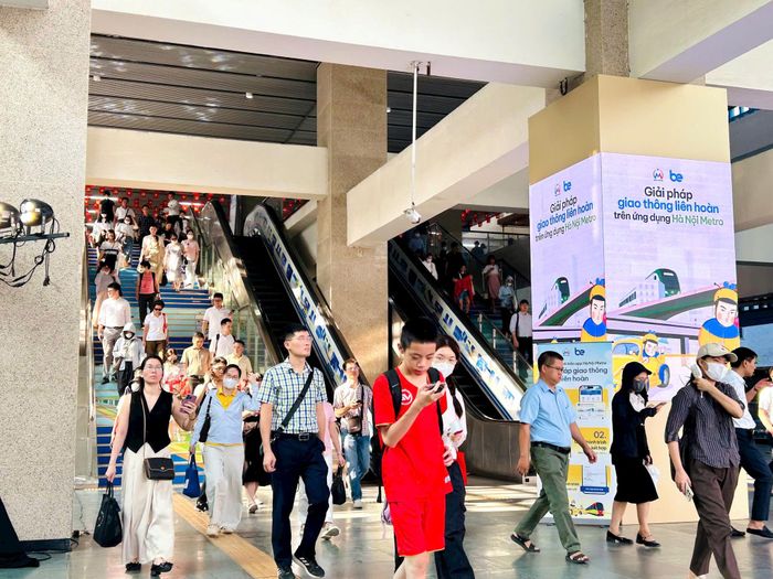 Lượng hành khách lựa chọn tàu điện có xu hướng tăng cao trong dịp nghỉ lễ. Ảnh: Hanoi Metro.